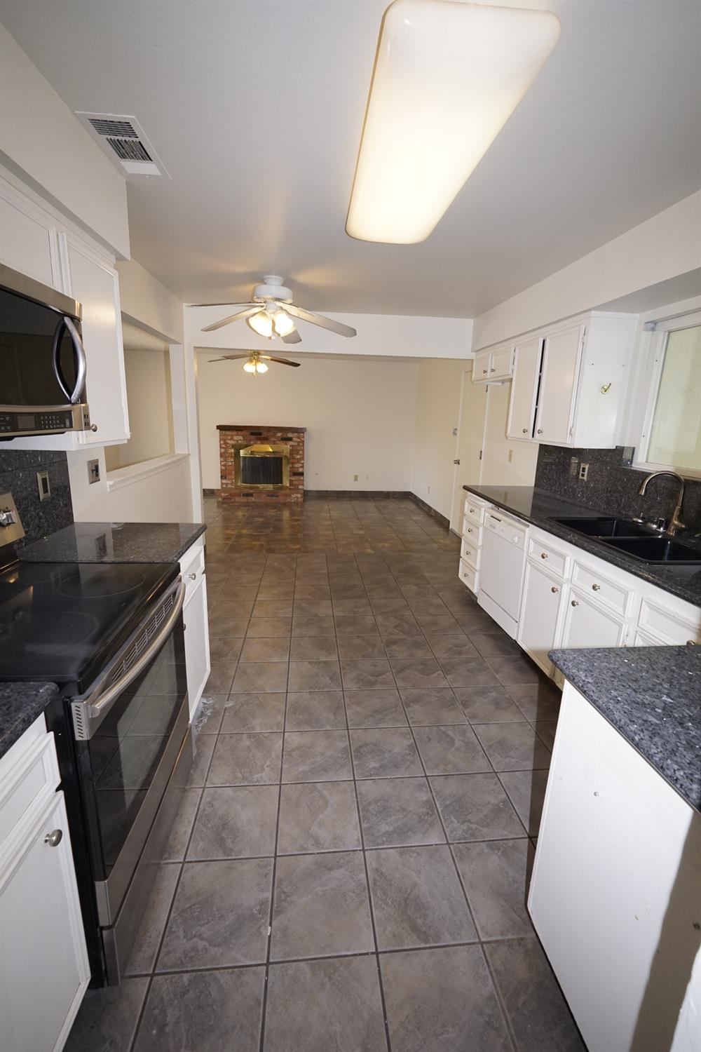 5936 E Lansing Way, Fresno, CA 93727